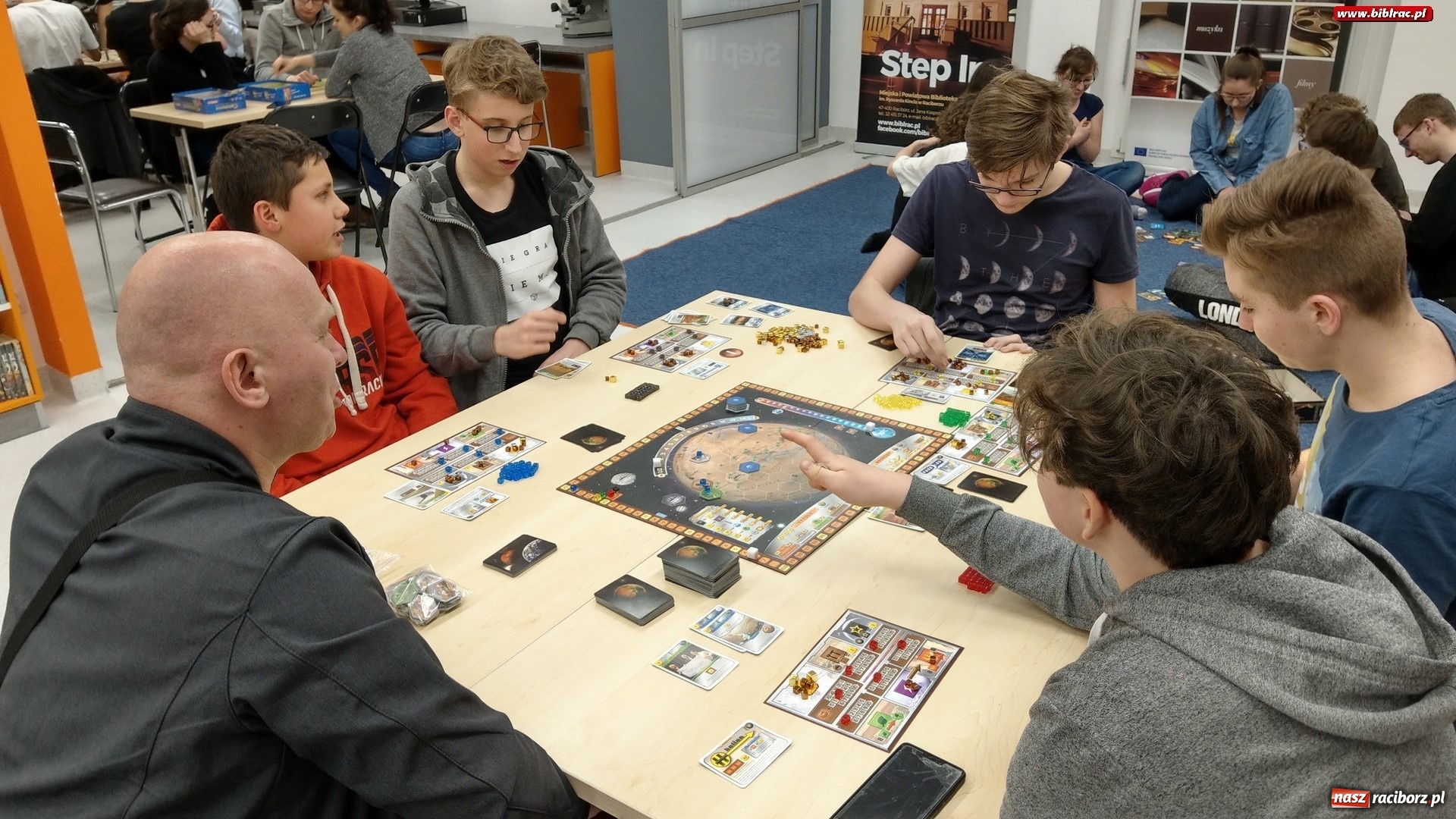 Zdjęcie w galerii na portalu naszraciborz.pl: Nocne zmagania z grami bez prądu w raciborskiej bibliotece wiadomości z regionu