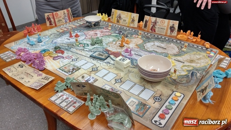 Zdjęcie w galerii na portalu naszraciborz.pl: Nocne zmagania z grami bez prądu w raciborskiej bibliotece wiadomości z regionu