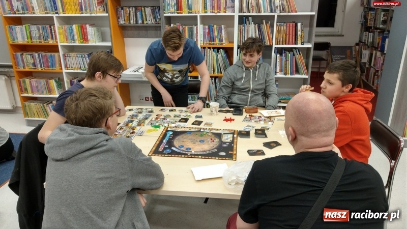 Zdjęcie w galerii na portalu naszraciborz.pl: Nocne zmagania z grami bez prądu w raciborskiej bibliotece wiadomości z regionu