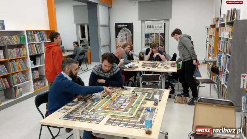 Zdjęcie w galerii na portalu naszraciborz.pl: Nocne zmagania z grami bez prądu w raciborskiej bibliotece wiadomości z regionu
