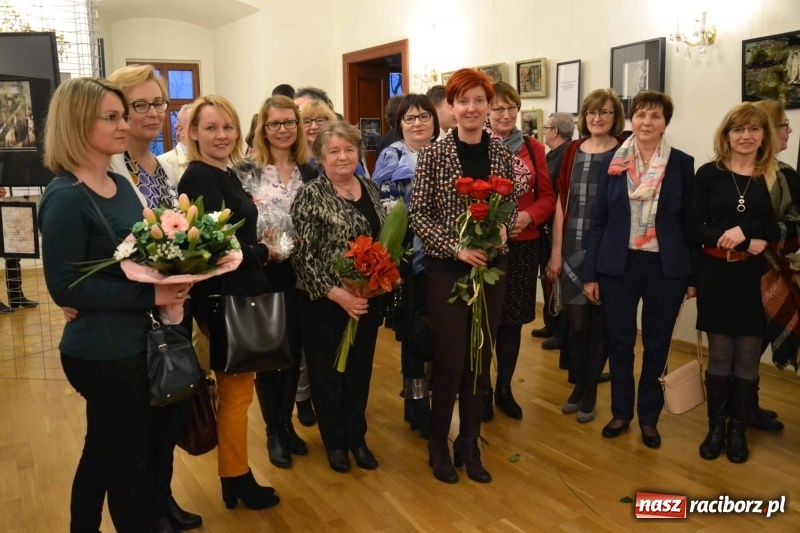 Zdjęcie w galerii na portalu naszraciborz.pl: Utkane z myśli - blisko siebie. Finisaż wystawy na Zamku Piastowskim  wiadomości z regionu