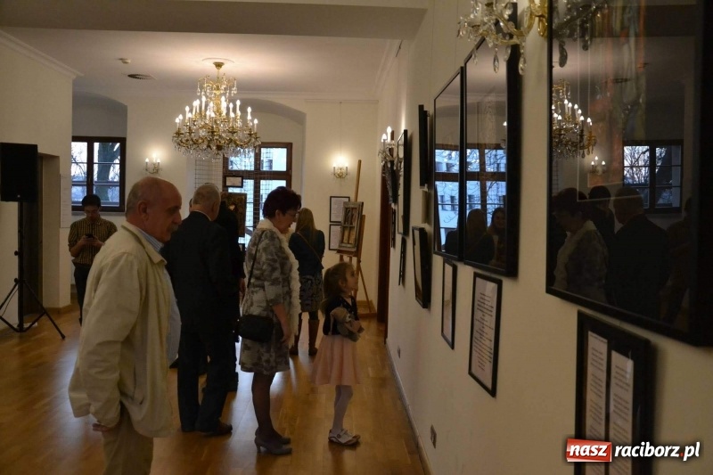 Zdjęcie w galerii na portalu naszraciborz.pl: Utkane z myśli - blisko siebie. Finisaż wystawy na Zamku Piastowskim  wiadomości z regionu