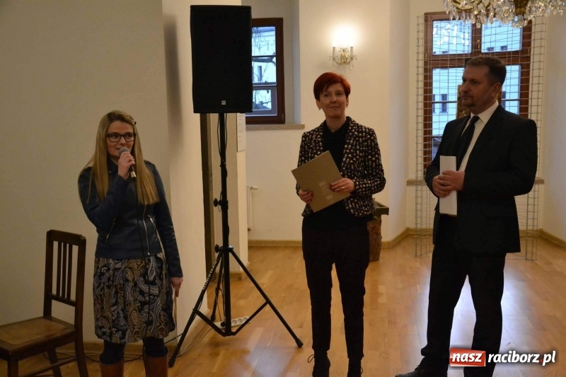 Zdjęcie w galerii na portalu naszraciborz.pl: Utkane z myśli - blisko siebie. Finisaż wystawy na Zamku Piastowskim  wiadomości z regionu