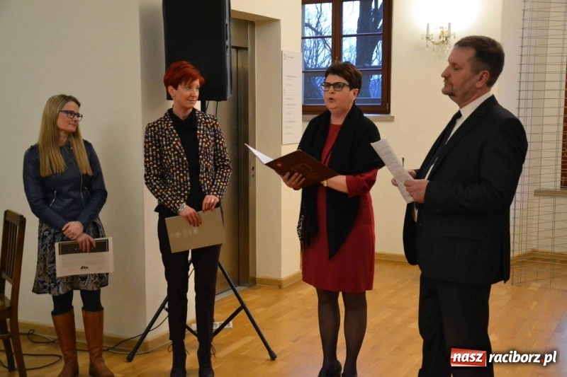 Zdjęcie w galerii na portalu naszraciborz.pl: Utkane z myśli - blisko siebie. Finisaż wystawy na Zamku Piastowskim  wiadomości z regionu