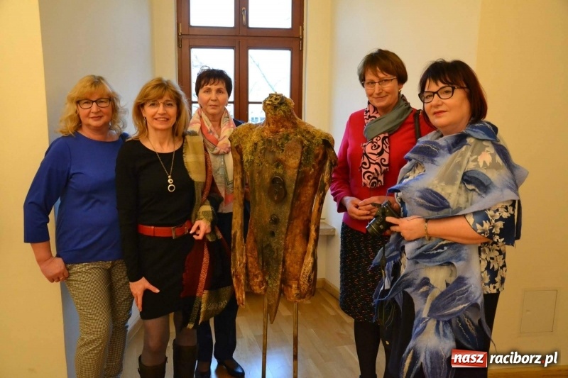 Zdjęcie w galerii na portalu naszraciborz.pl: Utkane z myśli - blisko siebie. Finisaż wystawy na Zamku Piastowskim  wiadomości z regionu