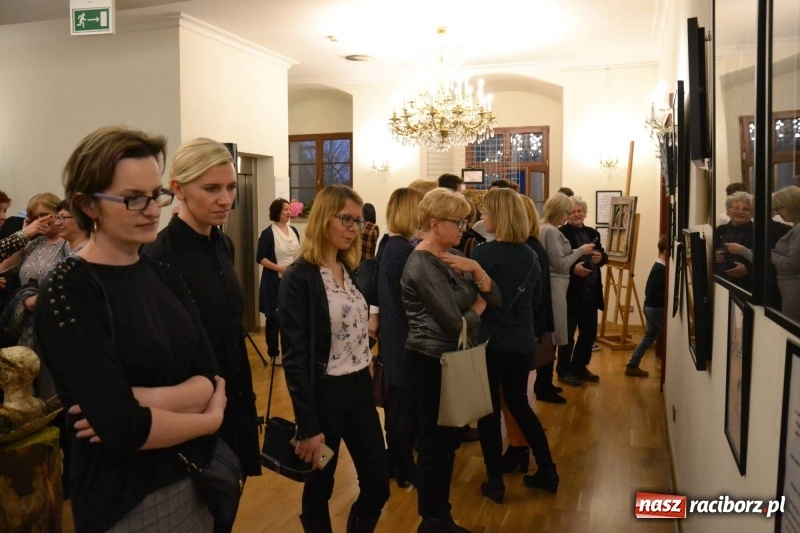 Zdjęcie w galerii na portalu naszraciborz.pl: Utkane z myśli - blisko siebie. Finisaż wystawy na Zamku Piastowskim  wiadomości z regionu