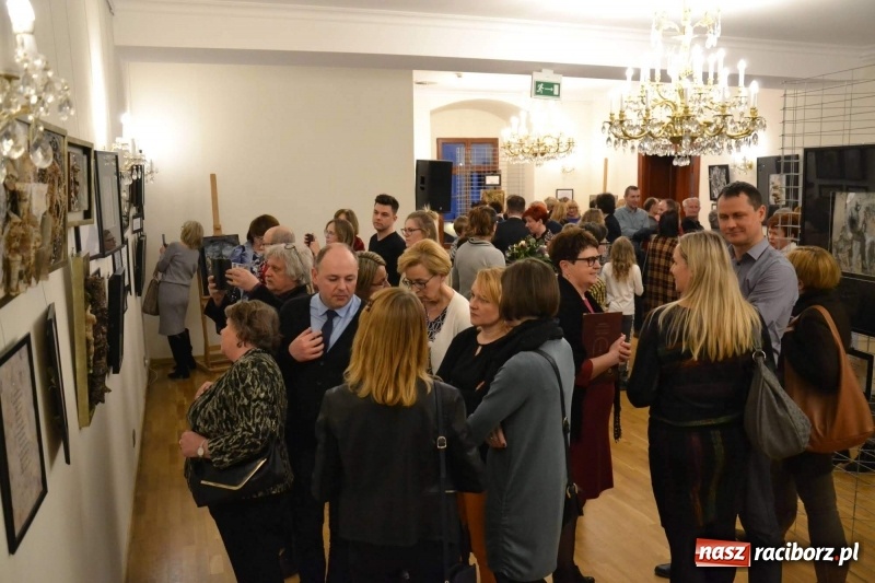 Zdjęcie w galerii na portalu naszraciborz.pl: Utkane z myśli - blisko siebie. Finisaż wystawy na Zamku Piastowskim  wiadomości z regionu