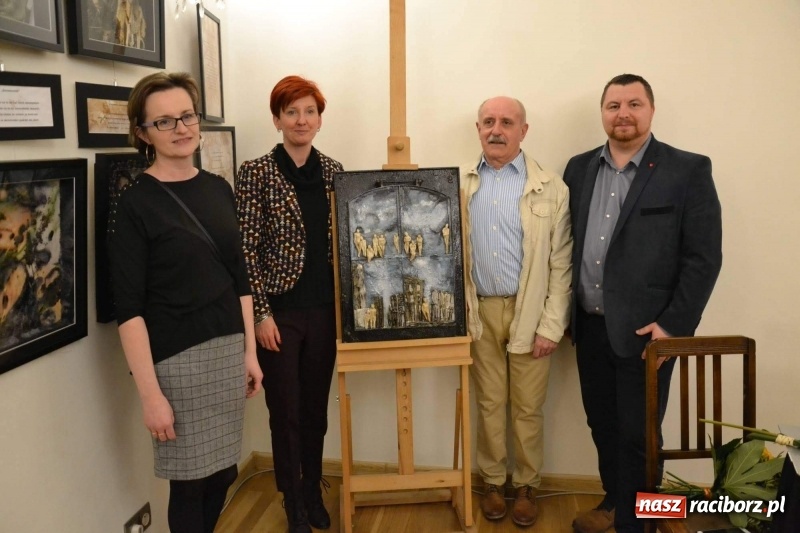 Zdjęcie w galerii na portalu naszraciborz.pl: Utkane z myśli - blisko siebie. Finisaż wystawy na Zamku Piastowskim  wiadomości z regionu