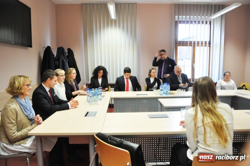 Zdjęcie w galerii na portalu naszraciborz.pl: Dziewięciu wybitnych. Starosta spotkał się ze stypendystami premiera  wiadomości z regionu