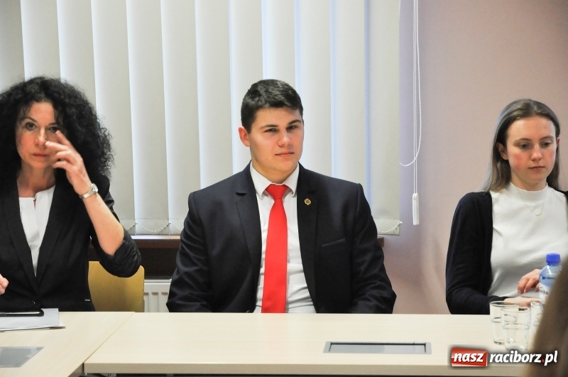 Zdjęcie w galerii na portalu naszraciborz.pl: Dziewięciu wybitnych. Starosta spotkał się ze stypendystami premiera  wiadomości z regionu