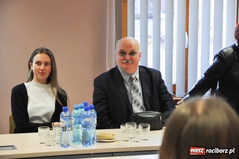 Zdjęcie w galerii na portalu naszraciborz.pl: Dziewięciu wybitnych. Starosta spotkał się ze stypendystami premiera  wiadomości z regionu