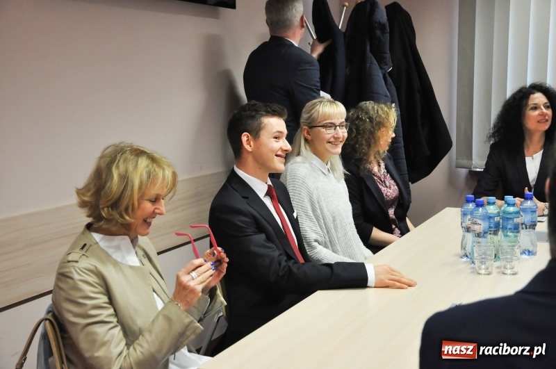 Zdjęcie w galerii na portalu naszraciborz.pl: Dziewięciu wybitnych. Starosta spotkał się ze stypendystami premiera  wiadomości z regionu
