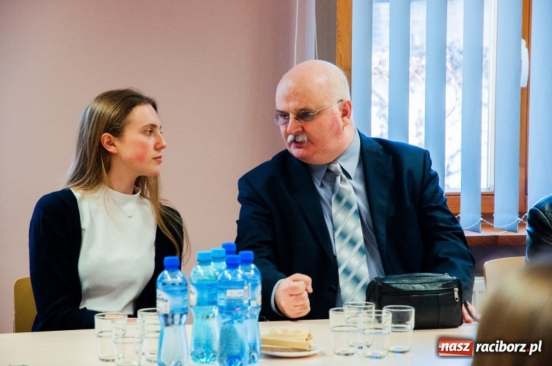Zdjęcie w galerii na portalu naszraciborz.pl: Dziewięciu wybitnych. Starosta spotkał się ze stypendystami premiera  wiadomości z regionu