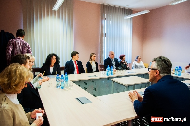 Zdjęcie w galerii na portalu naszraciborz.pl: Dziewięciu wybitnych. Starosta spotkał się ze stypendystami premiera  wiadomości z regionu