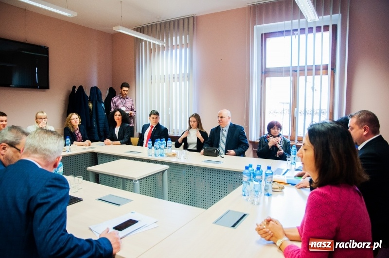 Zdjęcie w galerii na portalu naszraciborz.pl: Dziewięciu wybitnych. Starosta spotkał się ze stypendystami premiera  wiadomości z regionu