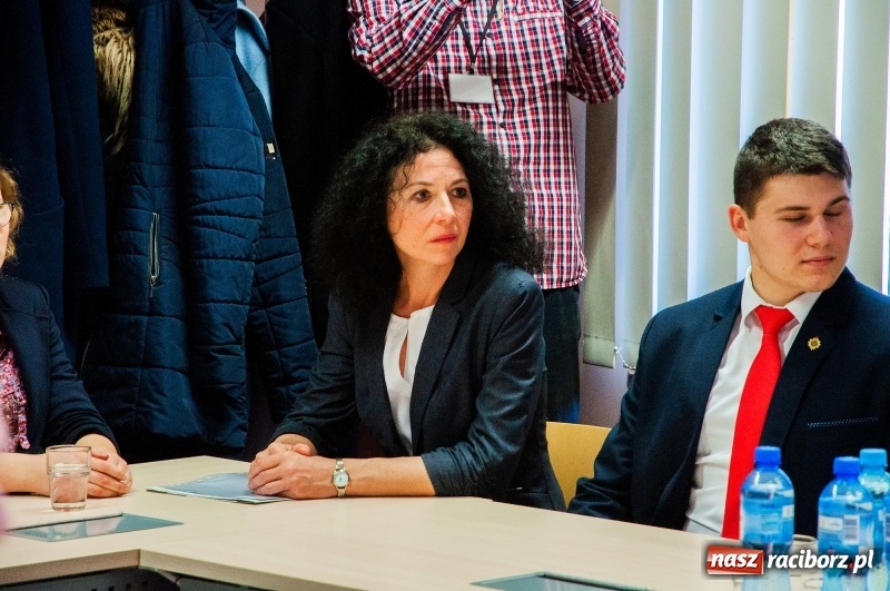 Zdjęcie w galerii na portalu naszraciborz.pl: Dziewięciu wybitnych. Starosta spotkał się ze stypendystami premiera  wiadomości z regionu