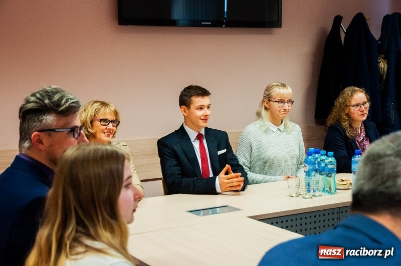 Zdjęcie w galerii na portalu naszraciborz.pl: Dziewięciu wybitnych. Starosta spotkał się ze stypendystami premiera  wiadomości z regionu
