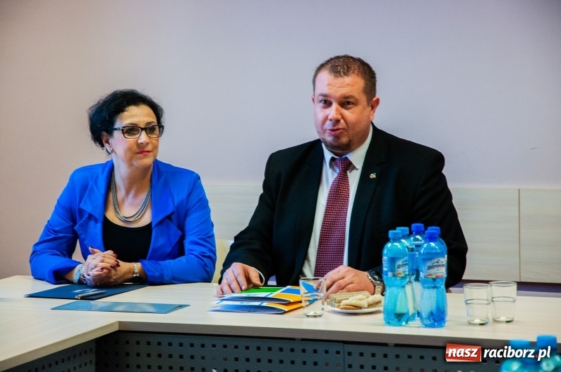 Zdjęcie w galerii na portalu naszraciborz.pl: Dziewięciu wybitnych. Starosta spotkał się ze stypendystami premiera  wiadomości z regionu