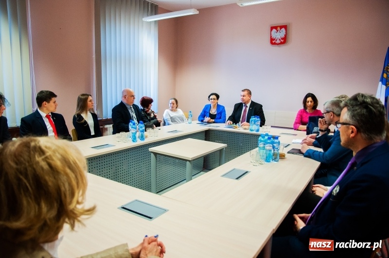 Zdjęcie w galerii na portalu naszraciborz.pl: Dziewięciu wybitnych. Starosta spotkał się ze stypendystami premiera  wiadomości z regionu
