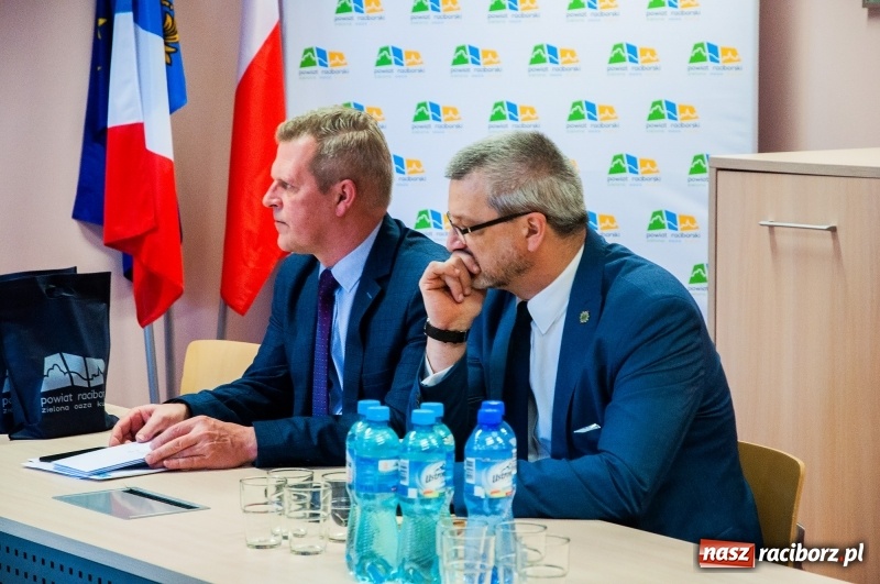 Zdjęcie w galerii na portalu naszraciborz.pl: Dziewięciu wybitnych. Starosta spotkał się ze stypendystami premiera  wiadomości z regionu