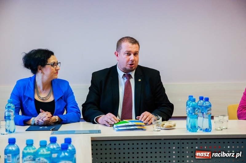 Zdjęcie w galerii na portalu naszraciborz.pl: Dziewięciu wybitnych. Starosta spotkał się ze stypendystami premiera  wiadomości z regionu