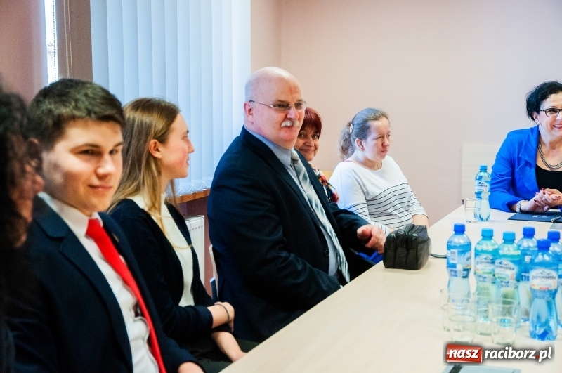 Zdjęcie w galerii na portalu naszraciborz.pl: Dziewięciu wybitnych. Starosta spotkał się ze stypendystami premiera  wiadomości z regionu