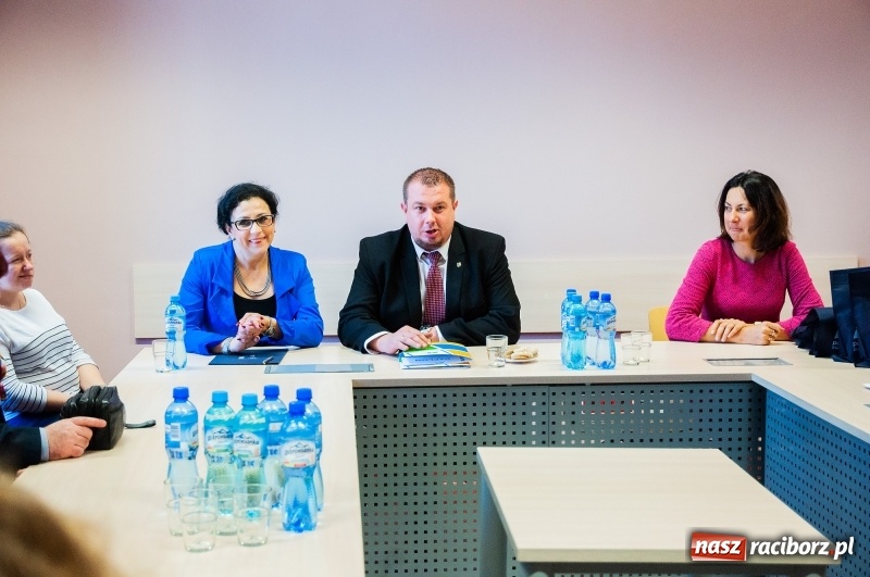 Zdjęcie w galerii na portalu naszraciborz.pl: Dziewięciu wybitnych. Starosta spotkał się ze stypendystami premiera  wiadomości z regionu