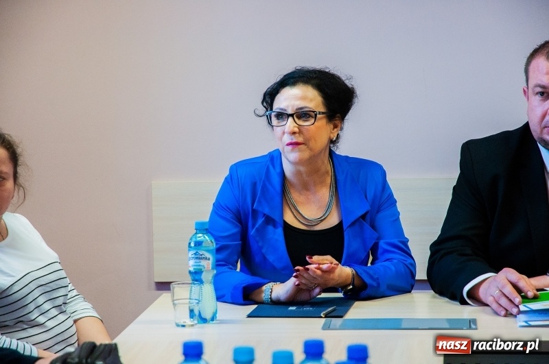 Zdjęcie w galerii na portalu naszraciborz.pl: Dziewięciu wybitnych. Starosta spotkał się ze stypendystami premiera  wiadomości z regionu