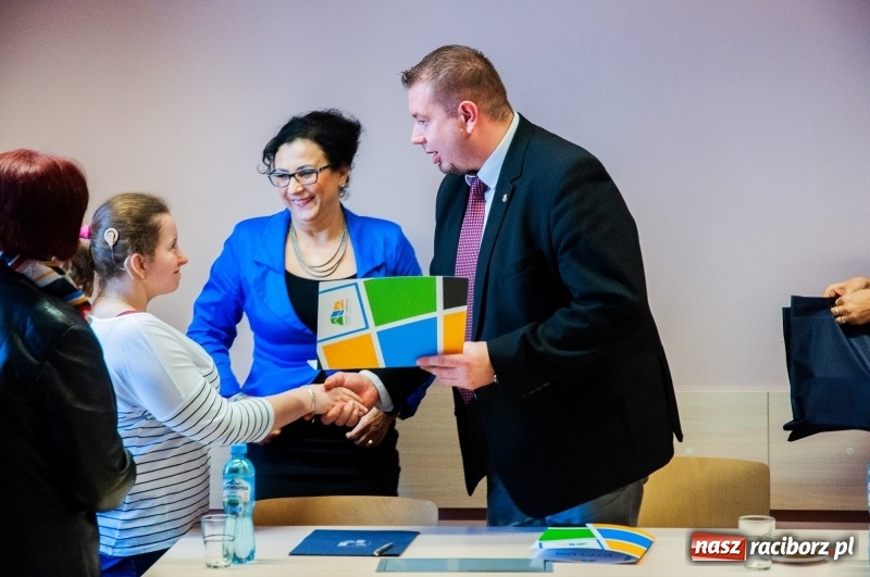 Zdjęcie w galerii na portalu naszraciborz.pl: Dziewięciu wybitnych. Starosta spotkał się ze stypendystami premiera  wiadomości z regionu