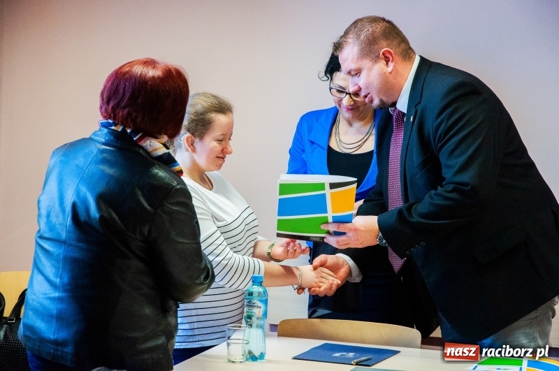 Zdjęcie w galerii na portalu naszraciborz.pl: Dziewięciu wybitnych. Starosta spotkał się ze stypendystami premiera  wiadomości z regionu