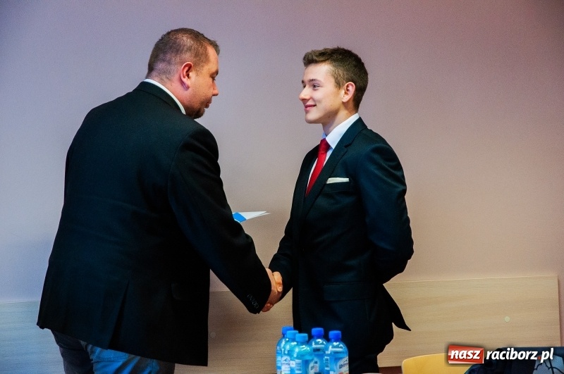 Zdjęcie w galerii na portalu naszraciborz.pl: Dziewięciu wybitnych. Starosta spotkał się ze stypendystami premiera  wiadomości z regionu