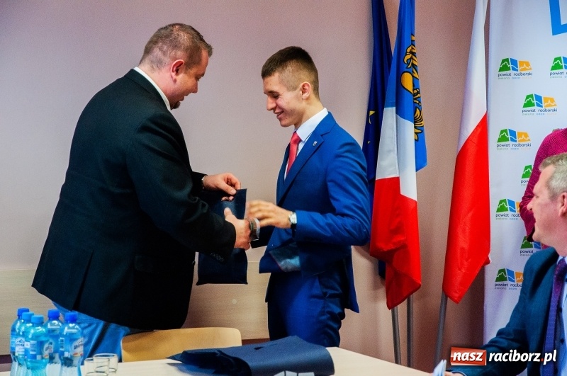 Zdjęcie w galerii na portalu naszraciborz.pl: Dziewięciu wybitnych. Starosta spotkał się ze stypendystami premiera  wiadomości z regionu