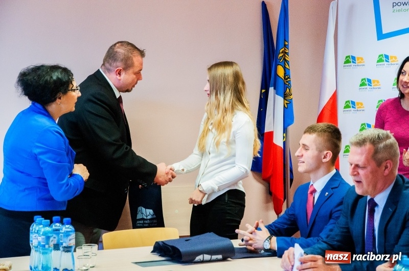 Zdjęcie w galerii na portalu naszraciborz.pl: Dziewięciu wybitnych. Starosta spotkał się ze stypendystami premiera  wiadomości z regionu