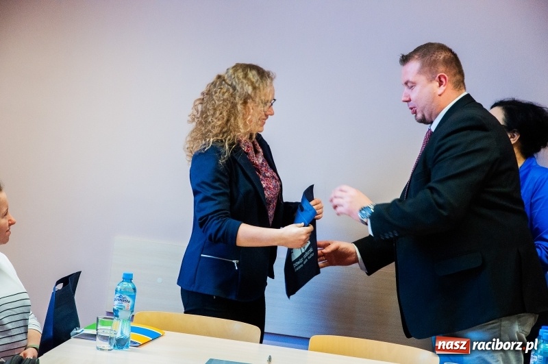 Zdjęcie w galerii na portalu naszraciborz.pl: Dziewięciu wybitnych. Starosta spotkał się ze stypendystami premiera  wiadomości z regionu