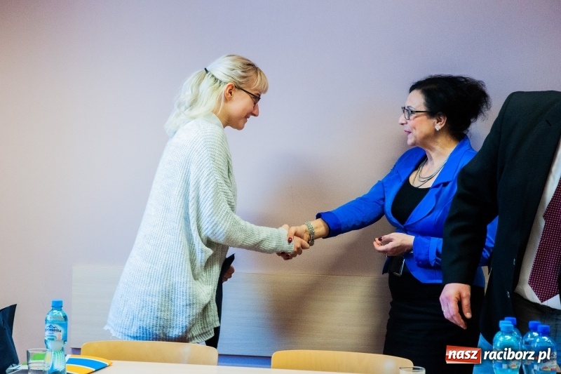 Zdjęcie w galerii na portalu naszraciborz.pl: Dziewięciu wybitnych. Starosta spotkał się ze stypendystami premiera  wiadomości z regionu