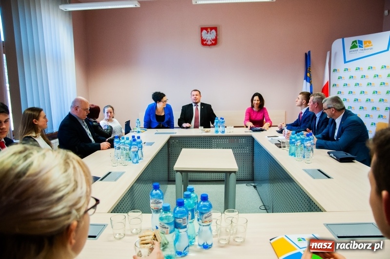 Zdjęcie w galerii na portalu naszraciborz.pl: Dziewięciu wybitnych. Starosta spotkał się ze stypendystami premiera  wiadomości z regionu
