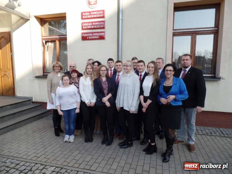 Zdjęcie w galerii na portalu naszraciborz.pl: Dziewięciu wybitnych. Starosta spotkał się ze stypendystami premiera  wiadomości z regionu