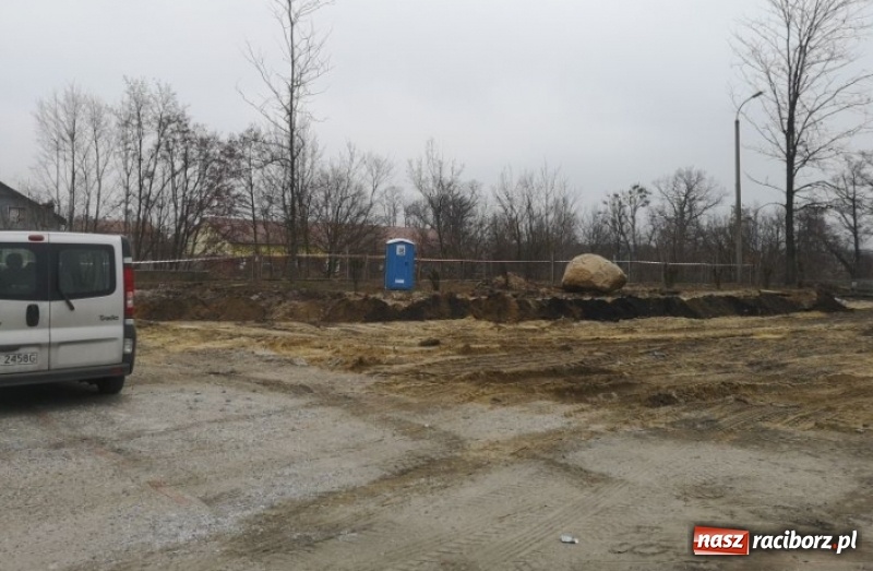 Zdjęcie w galerii na portalu naszraciborz.pl: Plac Zwycięstwa w Kuźni Raciborskiej zmienia swoje oblicze  wiadomości z regionu