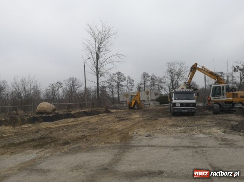 Zdjęcie w galerii na portalu naszraciborz.pl: Plac Zwycięstwa w Kuźni Raciborskiej zmienia swoje oblicze  wiadomości z regionu