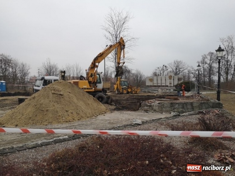Zdjęcie w galerii na portalu naszraciborz.pl: Plac Zwycięstwa w Kuźni Raciborskiej zmienia swoje oblicze  wiadomości z regionu