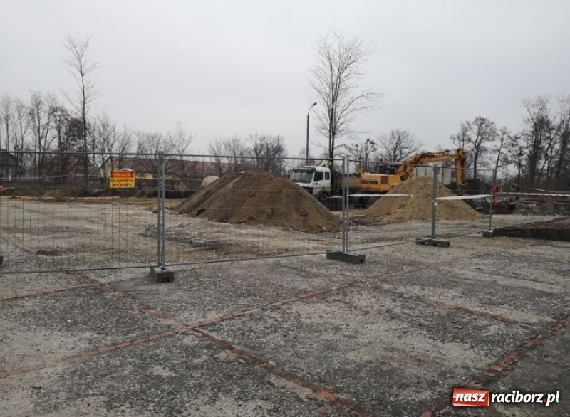 Zdjęcie w galerii na portalu naszraciborz.pl: Plac Zwycięstwa w Kuźni Raciborskiej zmienia swoje oblicze  wiadomości z regionu