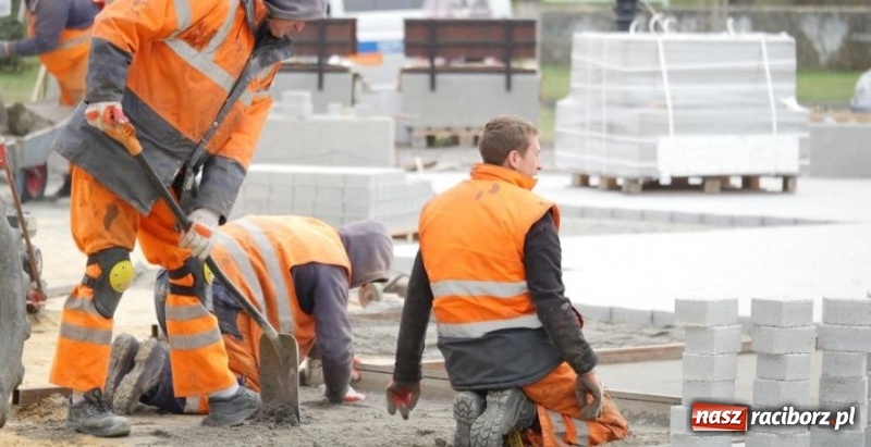 Zdjęcie w galerii na portalu naszraciborz.pl: Plac Zwycięstwa w Kuźni Raciborskiej zmienia swoje oblicze  wiadomości z regionu