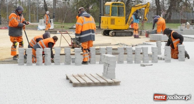 Zdjęcie w galerii na portalu naszraciborz.pl: Plac Zwycięstwa w Kuźni Raciborskiej zmienia swoje oblicze  wiadomości z regionu