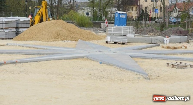 Zdjęcie w galerii na portalu naszraciborz.pl: Plac Zwycięstwa w Kuźni Raciborskiej zmienia swoje oblicze  wiadomości z regionu