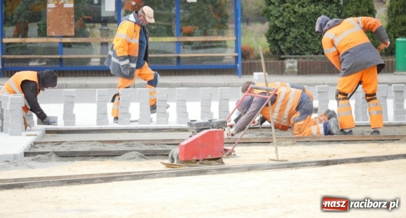 Zdjęcie w galerii na portalu naszraciborz.pl: Plac Zwycięstwa w Kuźni Raciborskiej zmienia swoje oblicze  wiadomości z regionu