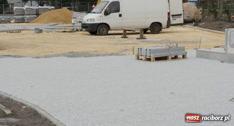 Zdjęcie w galerii na portalu naszraciborz.pl: Plac Zwycięstwa w Kuźni Raciborskiej zmienia swoje oblicze  wiadomości z regionu