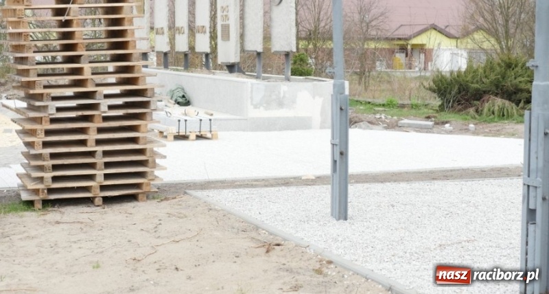 Zdjęcie w galerii na portalu naszraciborz.pl: Plac Zwycięstwa w Kuźni Raciborskiej zmienia swoje oblicze  wiadomości z regionu