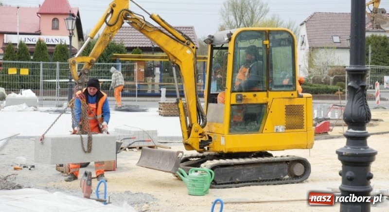 Zdjęcie w galerii na portalu naszraciborz.pl: Plac Zwycięstwa w Kuźni Raciborskiej zmienia swoje oblicze  wiadomości z regionu