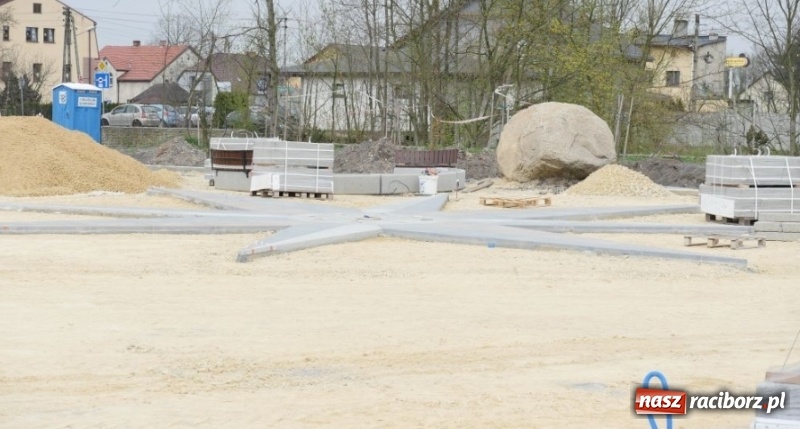 Zdjęcie w galerii na portalu naszraciborz.pl: Plac Zwycięstwa w Kuźni Raciborskiej zmienia swoje oblicze  wiadomości z regionu