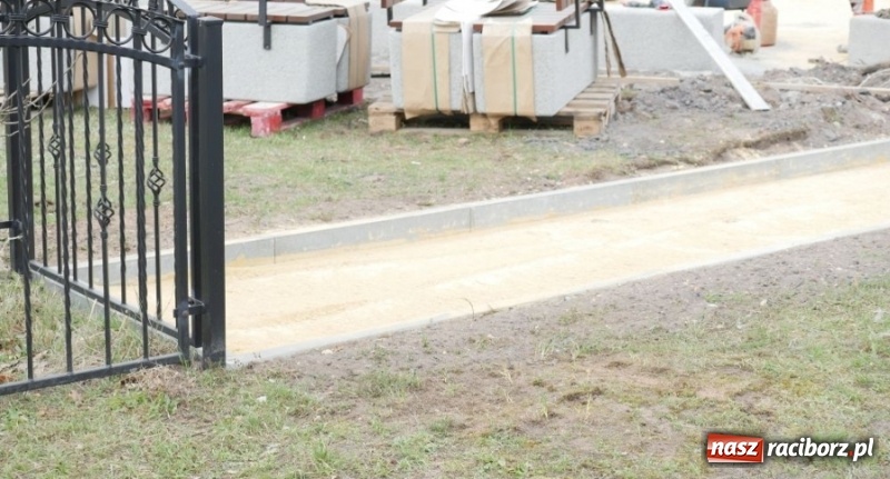 Zdjęcie w galerii na portalu naszraciborz.pl: Plac Zwycięstwa w Kuźni Raciborskiej zmienia swoje oblicze  wiadomości z regionu